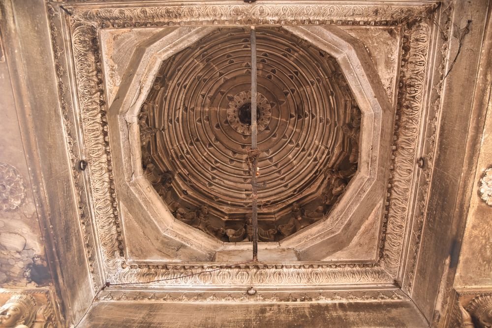 Domical ceiling of mandapa depicting Krishna with gopis, Kumbha Mahadev Temple, Varanasi, Uttar Pradesh