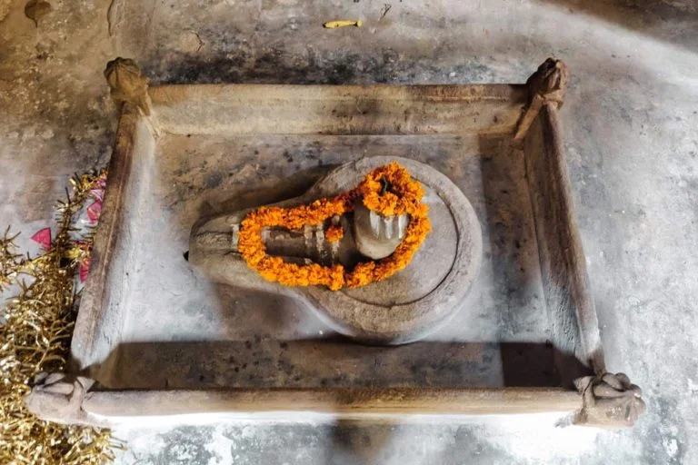 Shiva linga in subsidiary shrine
