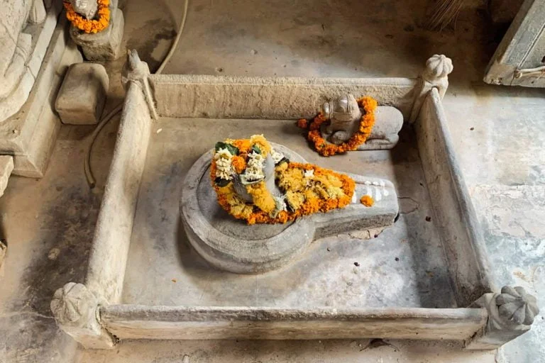 Shiva linga in subsidiary shrine